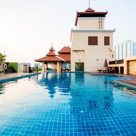 아이야라 팰리스 호텔 파타야 외부 사진 The swimming pool at the hotel