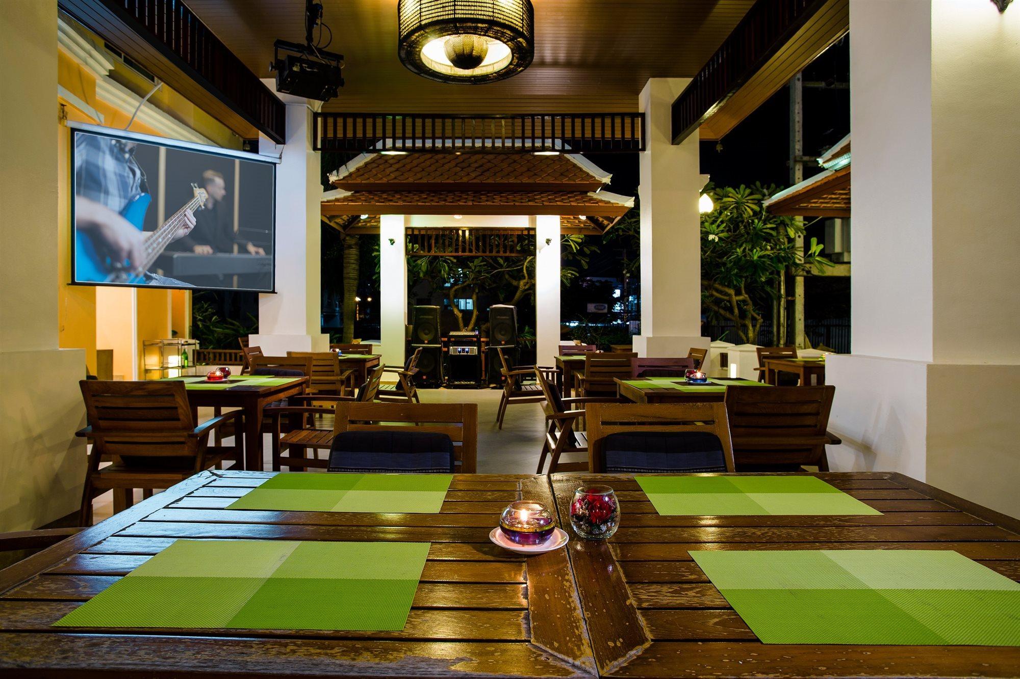 아이야라 팰리스 호텔 파타야 외부 사진 The interior of the restaurant