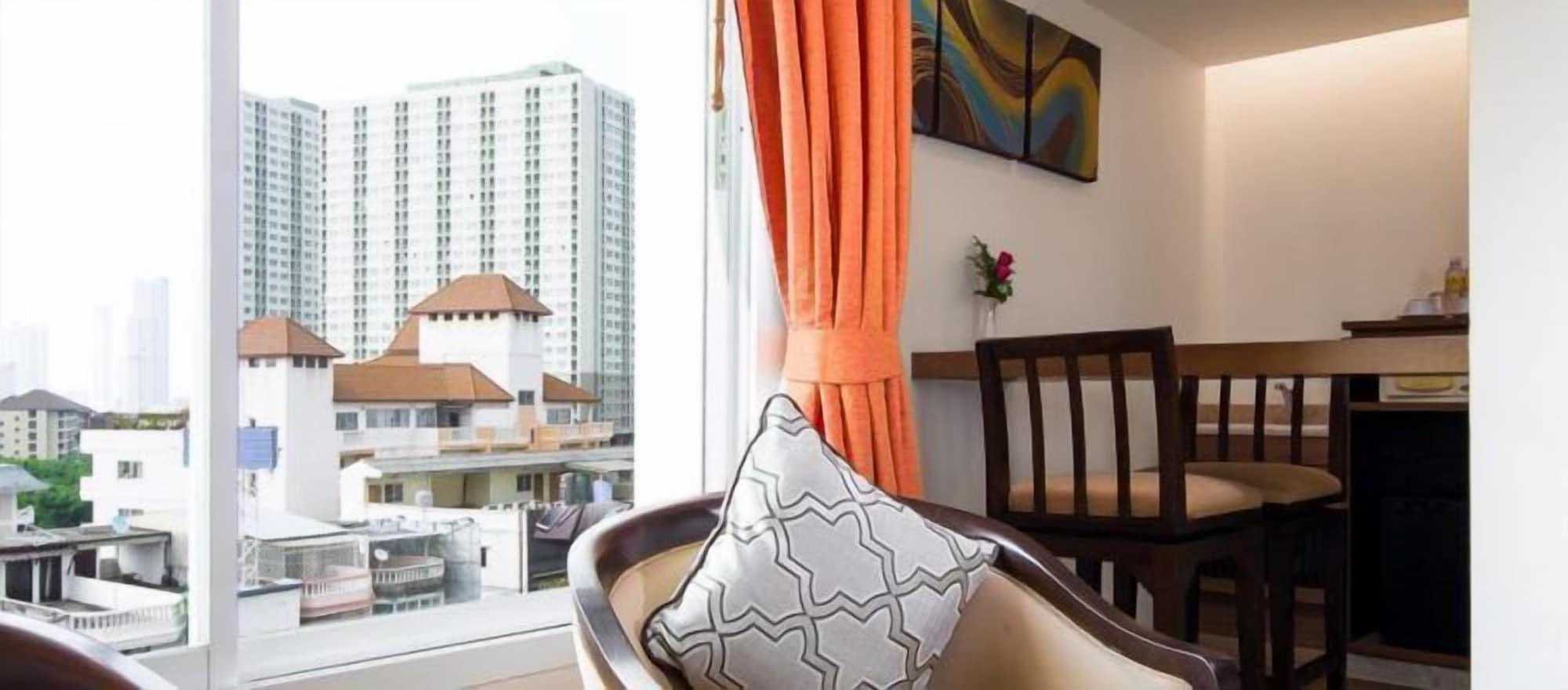 아이야라 팰리스 호텔 파타야 외부 사진 A living room at the hotel