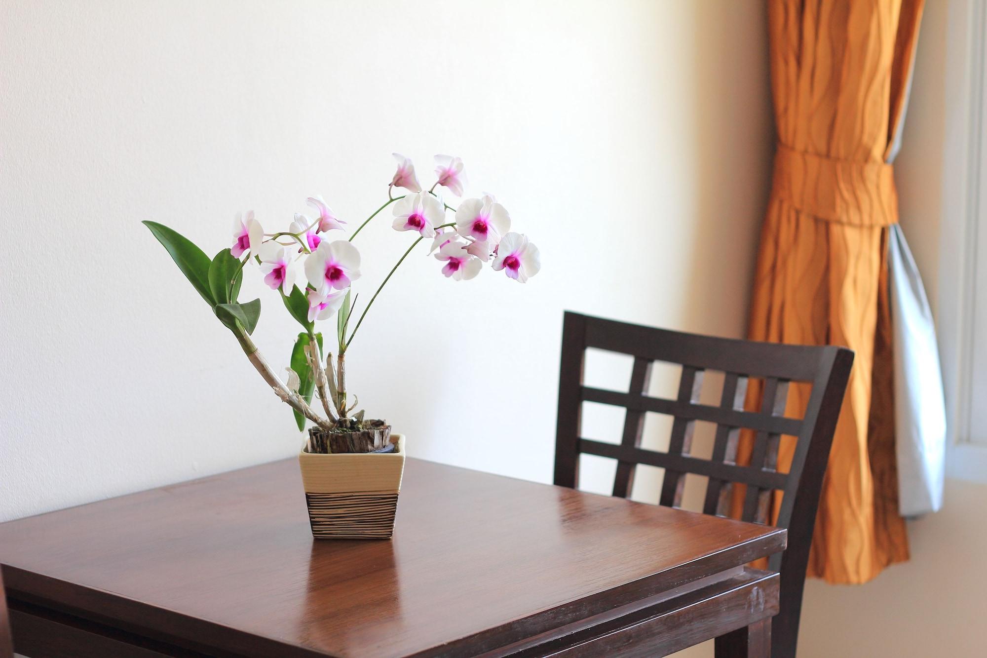 아이야라 팰리스 호텔 파타야 외부 사진 A table with a chair