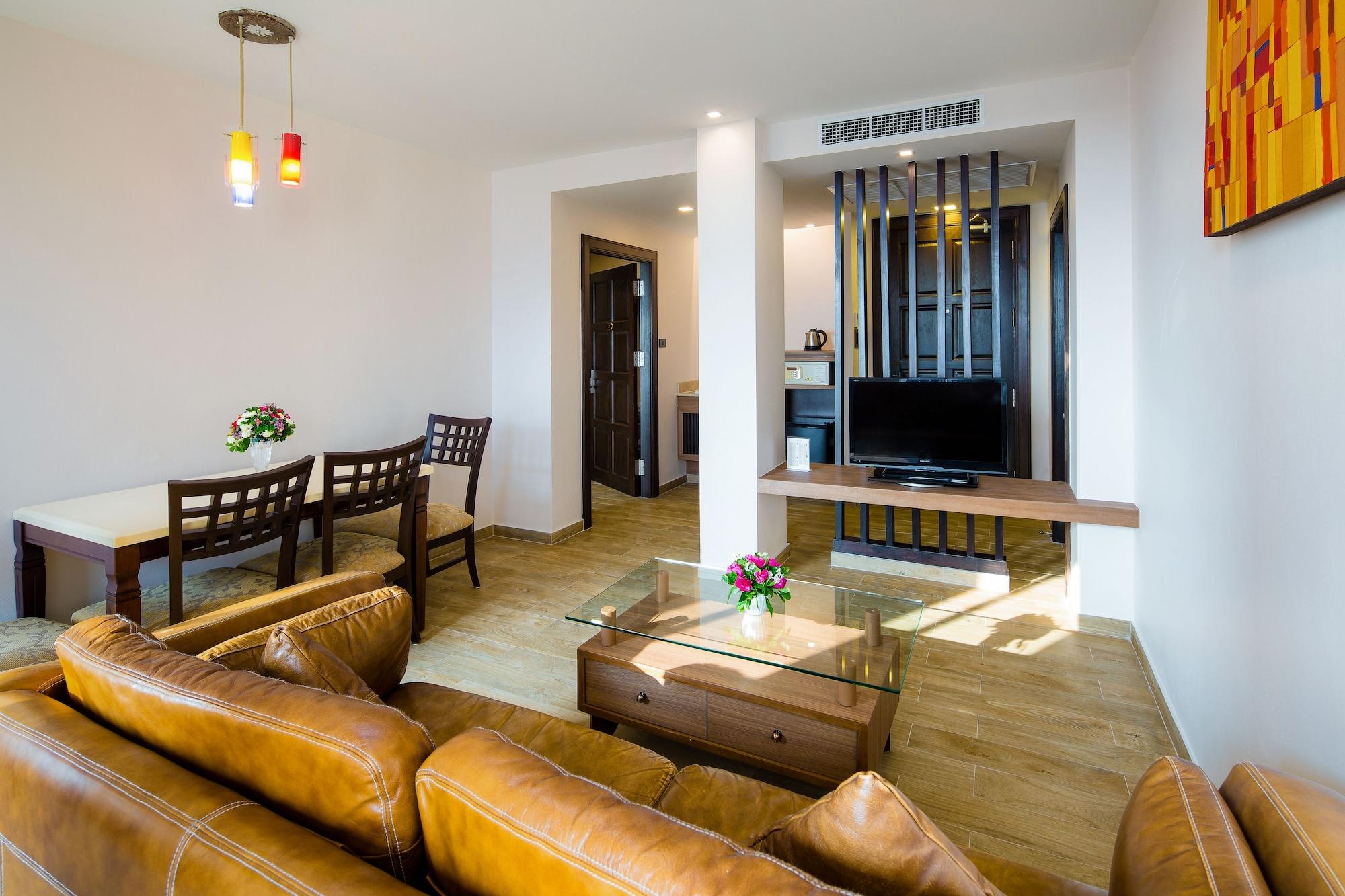 아이야라 팰리스 호텔 파타야 외부 사진 A living room in a serviced apartment in Hanoi, Vietnam