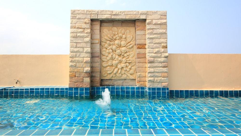 아이야라 팰리스 호텔 파타야 외부 사진 A wall fountain