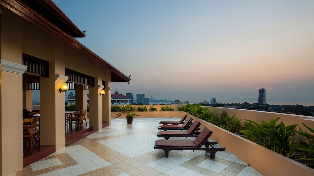 아이야라 팰리스 호텔 파타야 외부 사진 Rooftop pool at the Royal Thai Hotel
