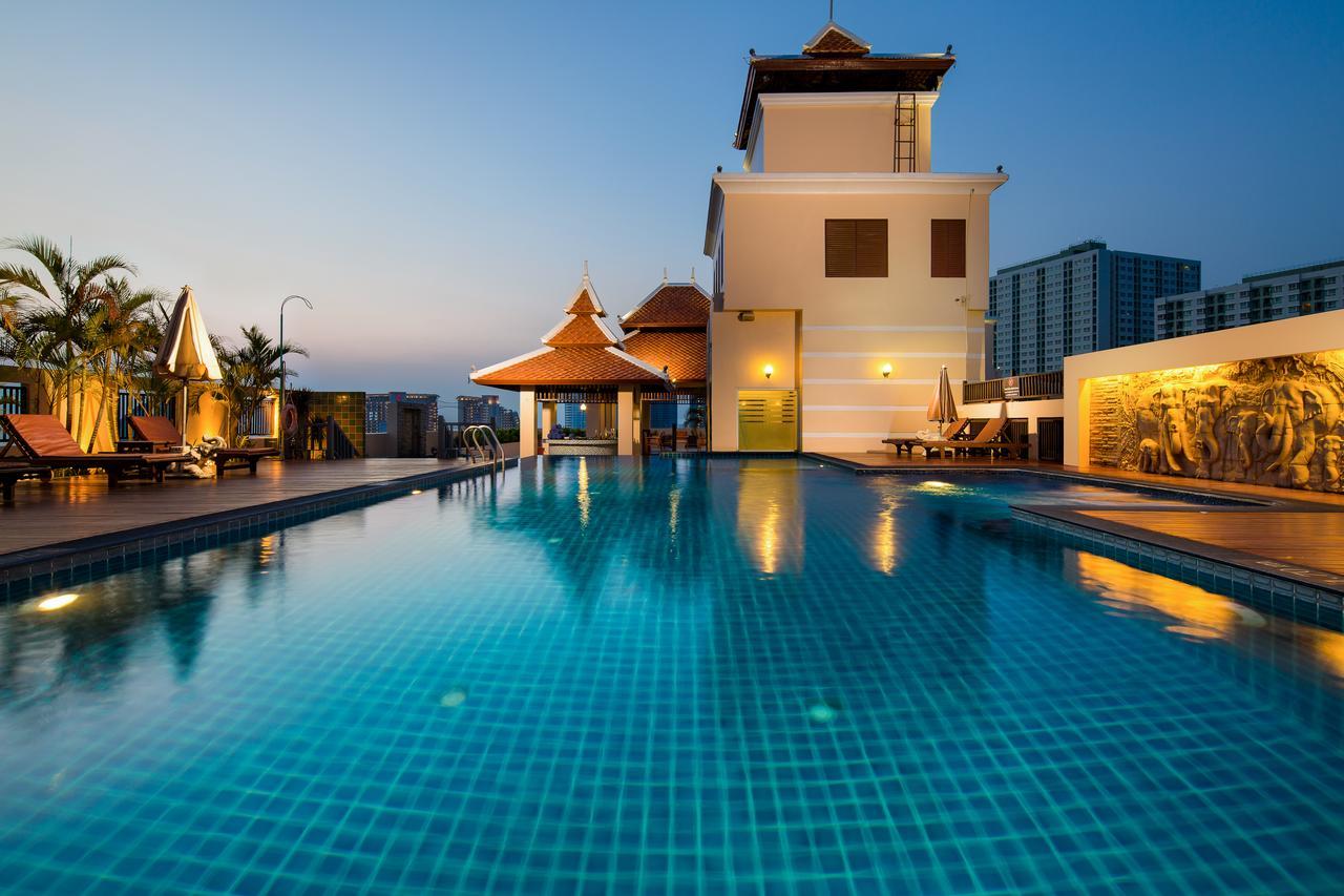 아이야라 팰리스 호텔 파타야 외부 사진 The swimming pool at the U Sathorn