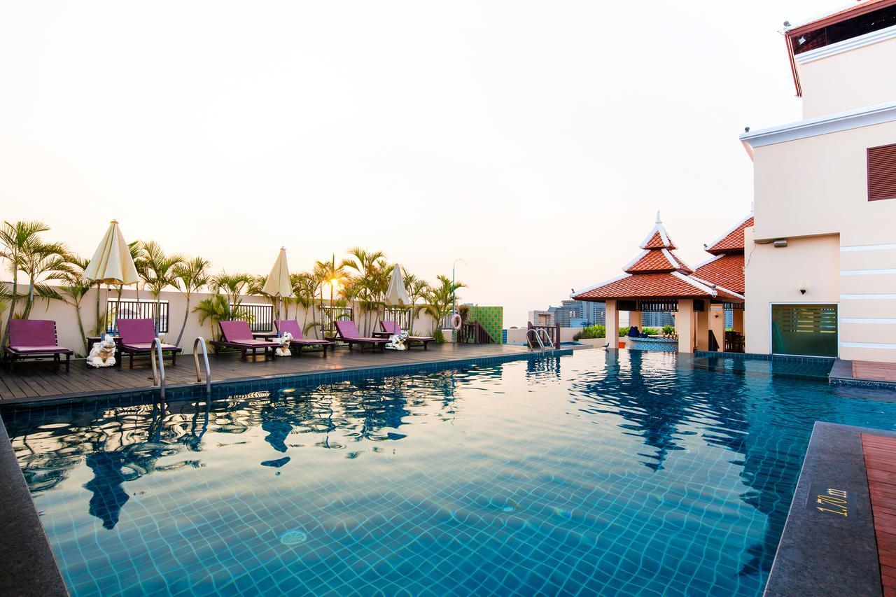 아이야라 팰리스 호텔 파타야 외부 사진 The swimming pool at the hotel