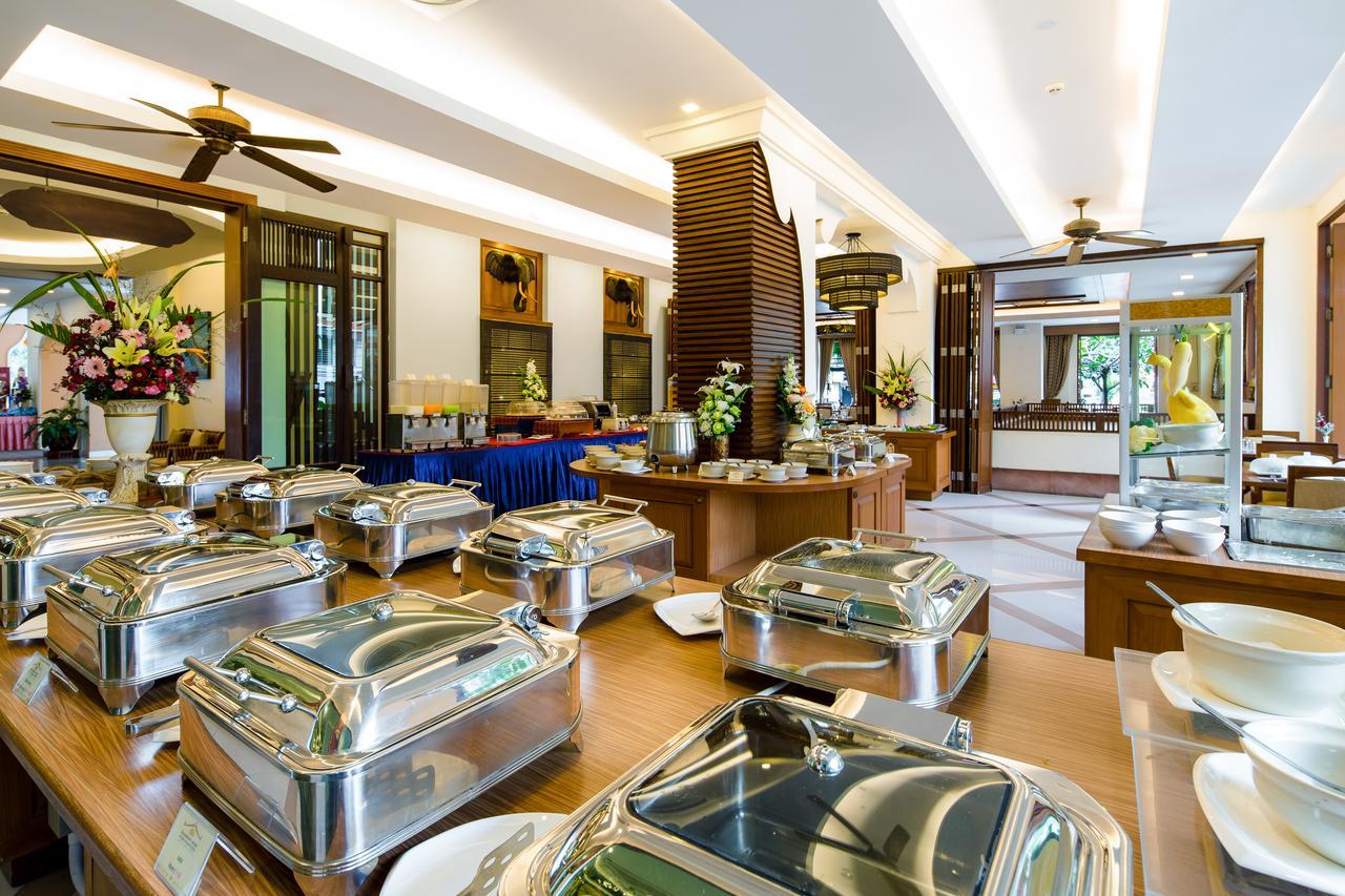 아이야라 팰리스 호텔 파타야 외부 사진 A buffet at a hotel