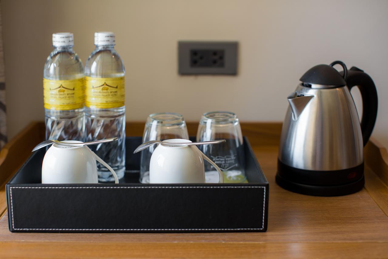 아이야라 팰리스 호텔 파타야 외부 사진 Bottled water and a kettle in a hotel room