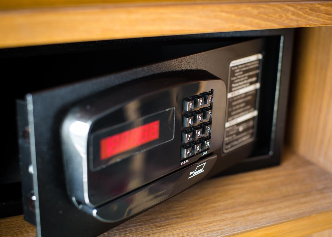 아이야라 팰리스 호텔 파타야 외부 사진 A safe with a digital keypad
