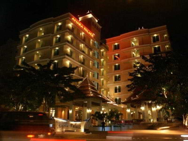 아이야라 팰리스 호텔 파타야 외부 사진 The hotel at night