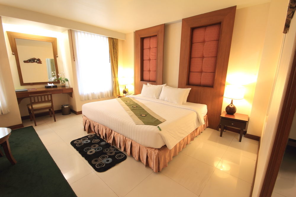 아이야라 팰리스 호텔 파타야 외부 사진 A bedroom at the Royal Thai Hotel