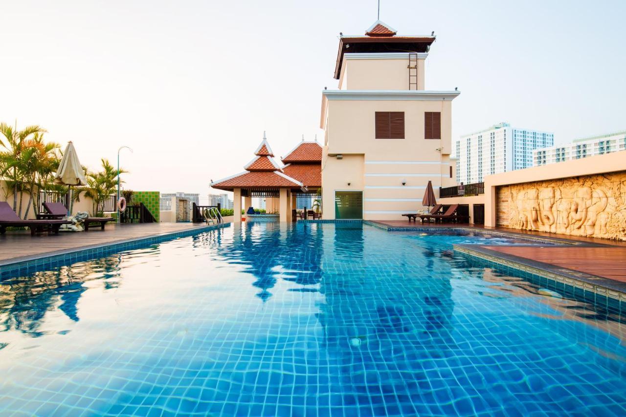 아이야라 팰리스 호텔 파타야 외부 사진 The swimming pool at the hotel
